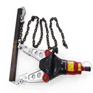 A hydraulic multi-purpose spreader rescue tool fitted with heavy-duty steel pulling chains anchored to a crushed car steering column at an accident scene. (ภาพเครื่องมือถ่างกู้ภัยอเนกประสงค์ไฮดรอลิกที่ติดตั้งข้อต่ออะแดปเตอร์และชุดโซ่เหล็กกล้าสมรรถนะสูง กำลังดึงรั้งโครงสร้างพวงมาลัยรถยนต์ที่บิดเบี้ยวเพื่อเปิดช่องทางช่วยชีวิต)