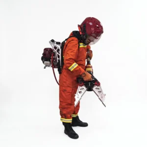 An emergency first responder wearing an ergonomic backpack-mounted gasoline hydraulic pump to power heavy cutters and spreaders at a remote rescue scene. (ภาพเจ้าหน้าที่กู้ภัยสวมชุดต้นกำลังไฮดรอลิกเครื่องยนต์เบนซินแบบสะพายหลัง เพื่อจ่ายแรงดันให้เครื่องมือตัดและเครื่องถ่างในพื้นที่อุบัติเหตุห่างไกล)